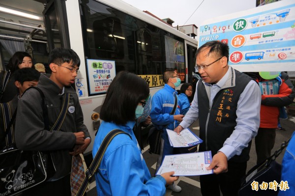 台中市交通局長王義川清早到豐原高商等公車站牌，向學生宣導三月起跑的579幹線公車。（記者歐素美攝）