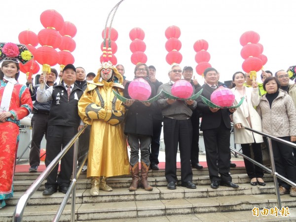 縣長李進勇（中）今宣傳北港燈會，希望慢慢找回賞燈人潮。（記者陳燦坤攝）