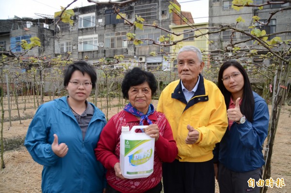 賴必偕（右2）、賴張月雲夫婦（左2），曾經縱橫政壇，如今樂當葡萄農。（記者顏宏駿攝）