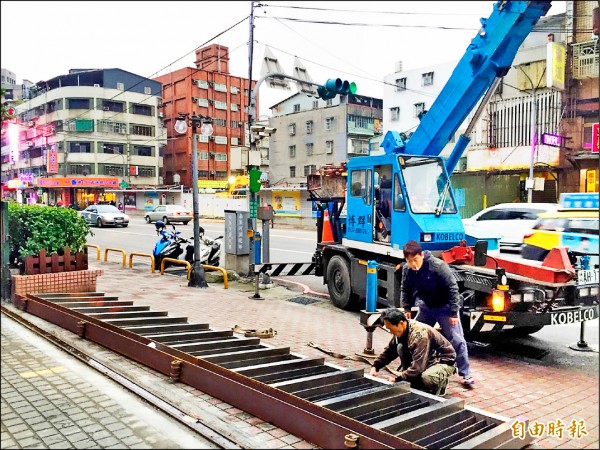 業者出動吊車吊起大門。（記者曾健銘攝）