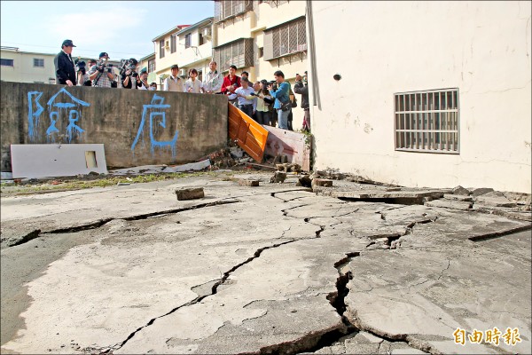 台南安南區土壤液化，造成地面龜裂。
（資料照，記者黃文鍠攝）