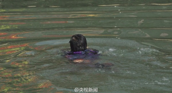 中國貴州一名年約50歲的大媽，在岸上看到一名男童不慎落河，想都沒想就跳下水，將男童救起。（圖擷自央視）