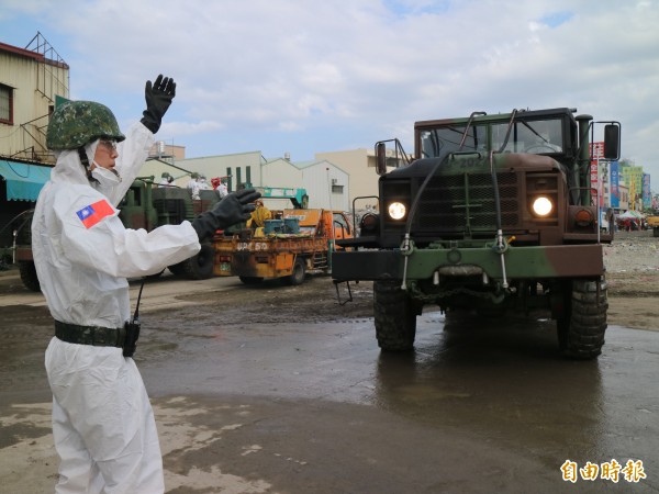 國軍指揮大型車輛進入災區，進行消毒作業。（資料照，記者林孟婷攝）