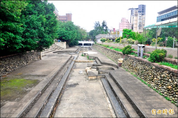 新竹市護城河中央路到世界街段是乾涸的水泥河道，市府將改造為親水綠帶。（記者傅潮標攝）