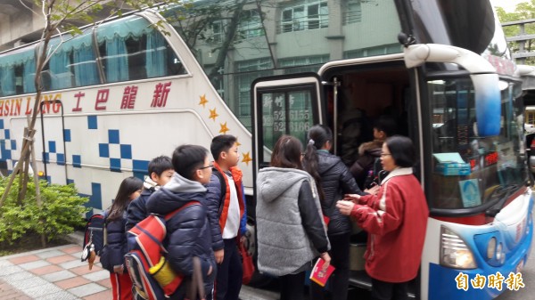 新竹市監理站抽查安親班交通車安全性，結果十台車有四台不合格，抽查項目有胎壓胎紋及安全門是否打開，座椅是否變更設備或超載等情形。（記者洪美秀攝）