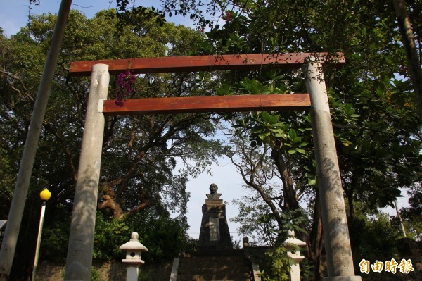  蒜頭糖廠內還保有日本神社鳥居。（資料照，記者林宜樟攝）