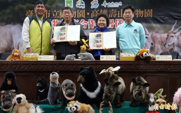 台北市立動物園園長金仕謙（左一）與高雄市立壽山動物園國長莊絢智（右） 一17日簽署保育合作協議，台北市長柯文哲（左二）與高雄市長陳菊（右二）出席見證。（記者張嘉明攝）