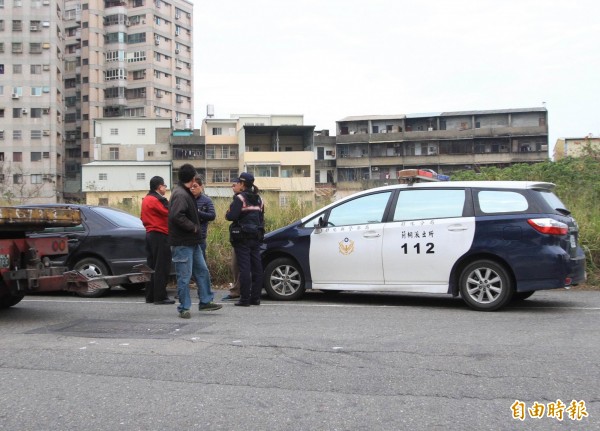 南投警方偵防車遭竊嫌開走，竹山警分局偵查隊長林再豪（紅衣者）到場了解狀況。（記者湯世名攝）