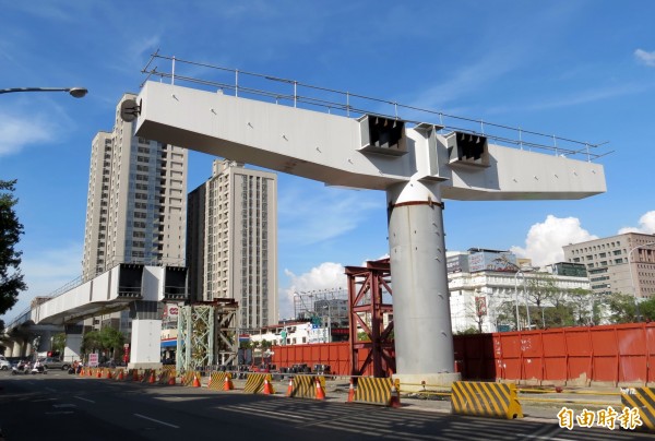 台中捷運工程去年4月10日發生吊裝鋼箱梁墜落意外。（資料照，記者張菁雅攝）