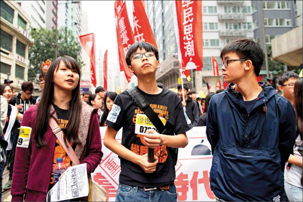 香港學運組織「學民思潮」正與其他學生組織、文化和學界人士商討籌組新政黨，將角逐今年九月的立法會選舉。圖為學民成員周庭（左起）、黃之鋒和黎汶洛等人，去年二月參加爭取真民主普選遊行。（路透檔案照）