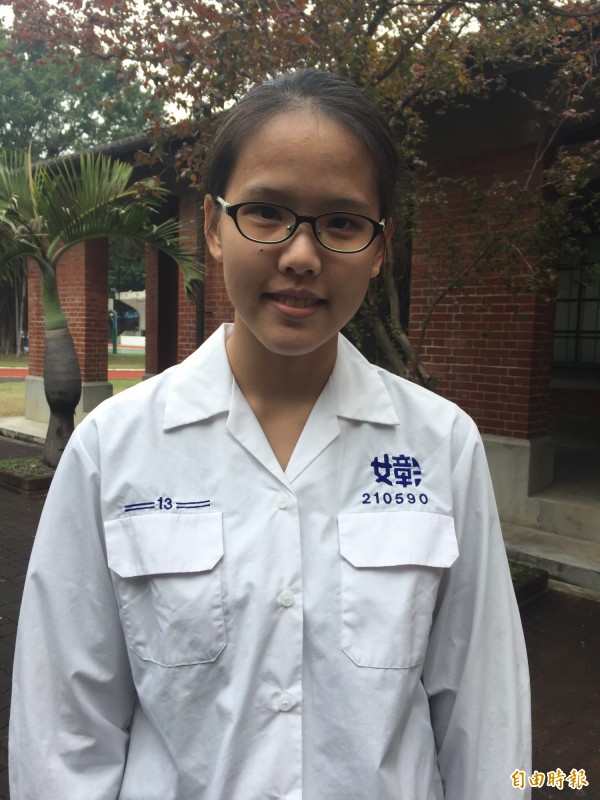 彰女考生學測考74級分，她目標在香港大學，為日後自己想朝國際財經發展鋪路。（記者張聰秋攝）