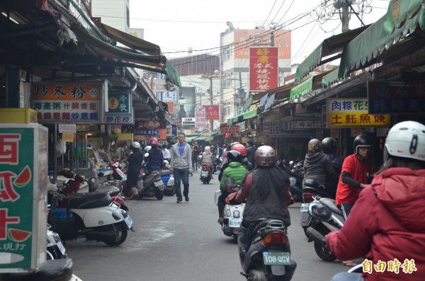 民族觀光夜市人車共道，造成空氣品質差，民眾要求設徒步區。（記者葉永騫攝）