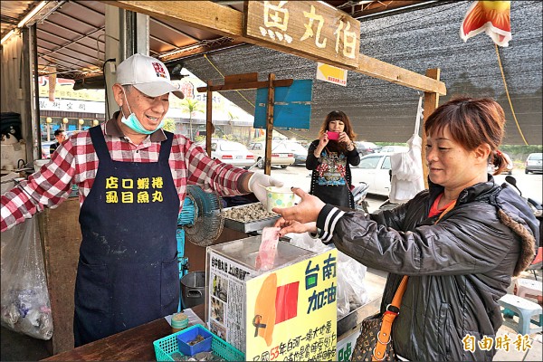 遊客熱烈響應並捐獻。（記者蔡淑媛攝）