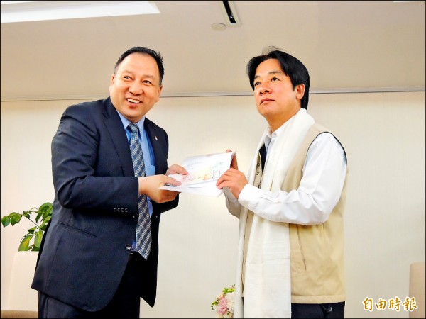 達賴喇嘛西藏宗教基金會董事長達瓦才仁代表賑災5萬美金，市長賴清德代表接受。（記者洪瑞琴攝）