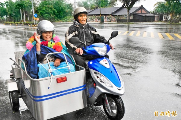 81歲陳阿公歡喜牽新車，把心愛的阿嬤安全載回家，臉上露出滿足的笑容。（記者花孟璟攝）