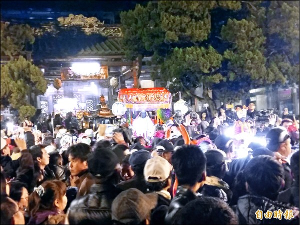 國定重要民俗活動「東山迎佛祖」，「正二媽」昨凌晨由大批信眾護送，自碧雲寺起駕返回碧軒寺。（記者王涵平攝）