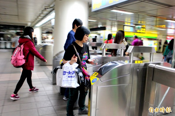 民眾在22日元宵節當天，持悠遊卡搭乘台北捷運，每筆刷卡款項都捐出1元。（資料照，記者郭逸攝）