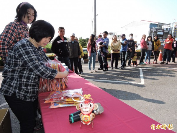 民眾排隊領猴年提燈。（記者張存薇攝）