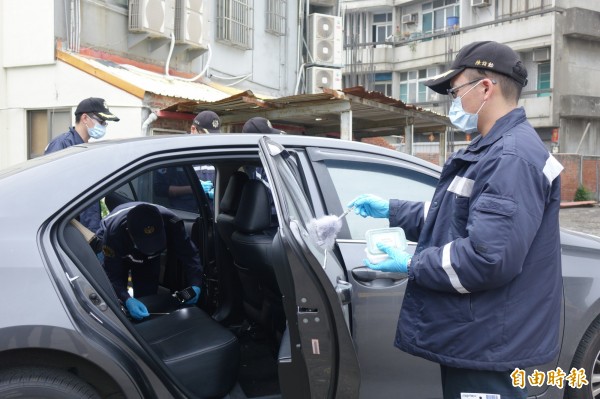 彰化縣警方針對伸港毆打致死案作案車輛進行採證。（記者劉曉欣攝）