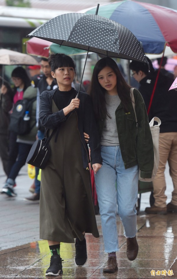 中央氣象局指出，今（19）日，東半部及北部地區有短暫雨，中南部地區及馬祖為局部短暫雨後多雲。（資料照，記者簡榮豐攝）