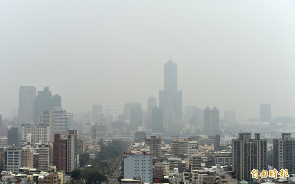 受到大陸冷氣團伴隨境外污染物南下影響，過完年後第一波中國沙塵可能在明天（20日）中午過後來襲。圖為高雄市。（資料照，記者張忠義攝）