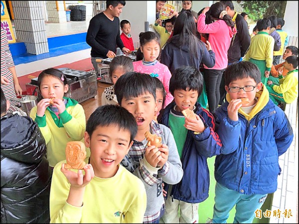 瑞峰國小學生吃到現烤的雞蛋糕，十分開心。（記者余雪蘭攝）