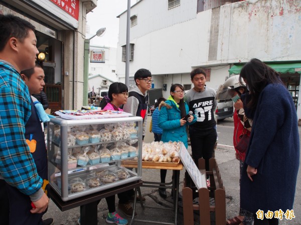 一群屏東餐飲科系的學生到台東辦桌公益旅行，今天在台東市區義賣自製的麵包、蛋糕。（記者王秀亭攝）