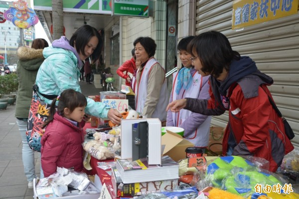 宜蘭家扶中心義賣，幫助弱勢學童。（記者朱則瑋攝）