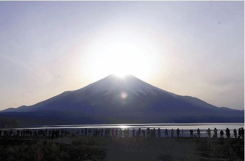 昨日山梨縣山中湖村晴朗無雲，「鑽石富士山」的絕美景象令人心曠神怡。（圖擷取自讀賣新聞）