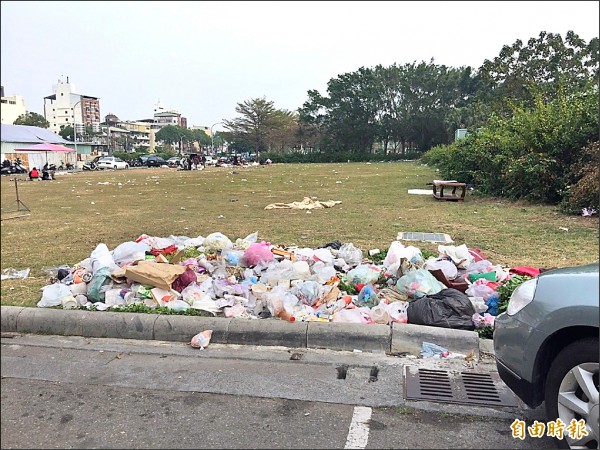 干城區多筆國有財產署空地，最近常出現被亂倒垃圾情形。（記者楊政郡攝）