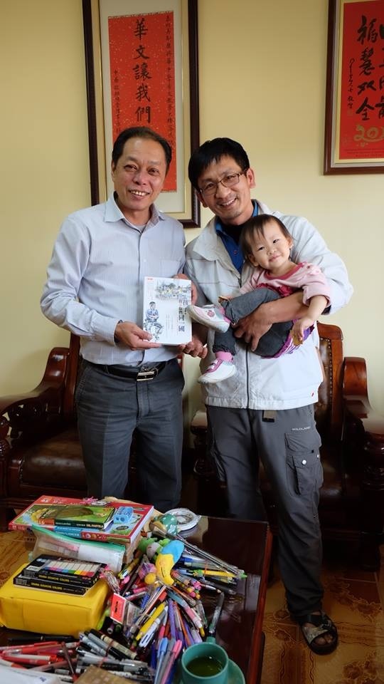 楊傳峰帶著全家上泰北，也帶著二水國中師生捐的文具圖書送愛心。（照片由楊傳峰提供）