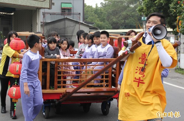 老師拉牛車帶領學童慢遊社區。（記者洪臣宏攝）