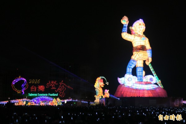 2016台灣燈會明天開幕，主燈「齊天創鴻運」今晚試燈，現場湧入近萬民眾欣賞，人手一機爭相拍攝。（記者甘芝萁攝）