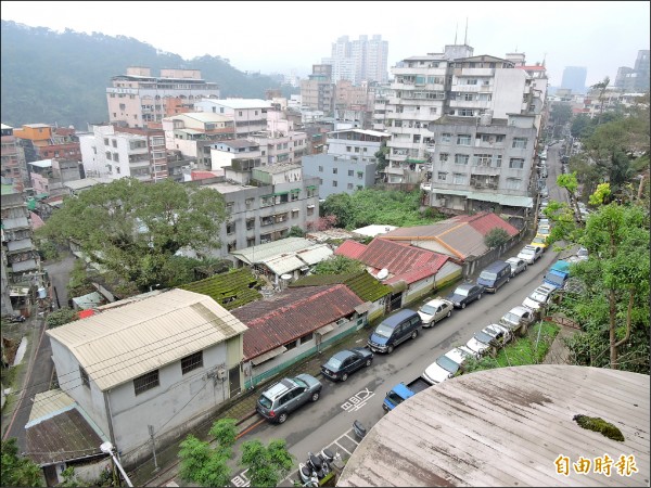 城鄉局計畫以「參與式預算」推動新店國小周邊空間活化，市議員陳儀君要求納入舊宿舍群（圖中國校路左側的低矮房舍）。（記者何玉華攝）