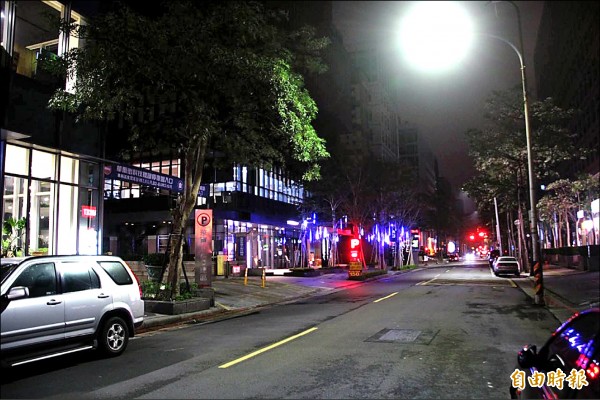 北市都發局長林洲民大推內湖區洲子街，「街景美若東京銀座」。（記者鍾泓良攝）