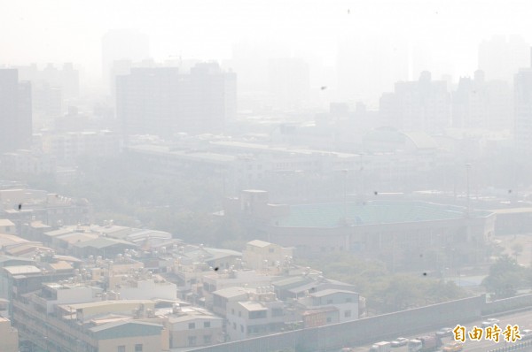 高屏地區今天清晨起，多個測站的細懸浮微粒（PM2.5）指標達到紫爆等級。（資料照，記者黃良傑攝）