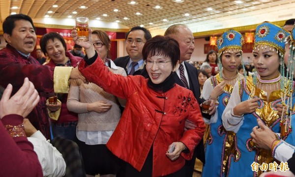 國民黨黨主席參選人洪秀柱參加山東同鄉會新春團拜，爭取支持。（記者劉信德攝）