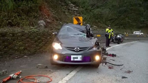 小客車車禍。（記者朱則瑋翻攝）