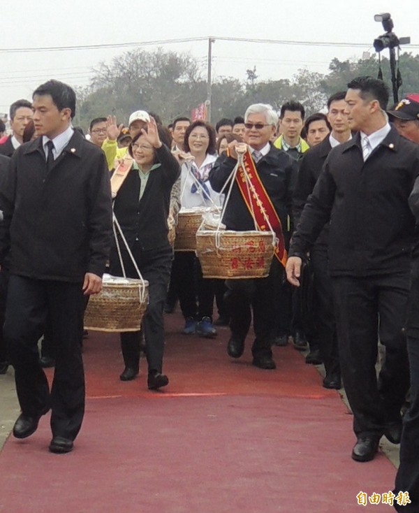 總統當選人蔡英文參加元宵節褒忠馬鳴山吃飯擔，挑著飯擔進場。（記者廖淑玲攝）