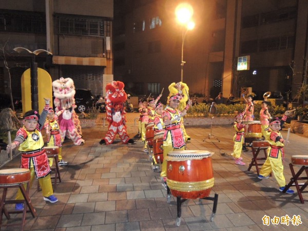 南市東區大同國小為弱勢生組成醒獅戰鼓隊，提供學生另一個才藝展現舞台。（記者王俊忠攝）