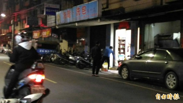 板橋區溪崑二街112巷一家洗鞋、包專門店晚間遭砸店，店門口玻璃碎一地，員工正在做後續清理。（記者余衡攝）