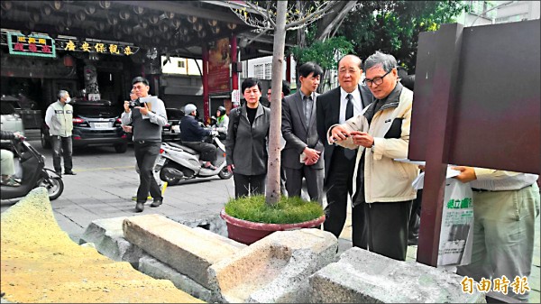 文化部長洪孟啟（右二）視察風神廟的災後緊急處理情形。（記者劉婉君攝）