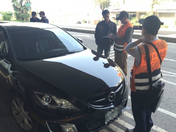 高市交通局與高雄市區監理所上午查獲Uber違規攬客。（記者王榮祥翻攝）