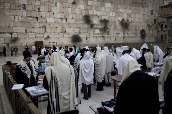 以色列內閣近日批准新政，將於哭牆（The Western Wall）廣場設立特區提供非正統猶太教的教徒得以「男女並肩」禱告。（歐新社）
