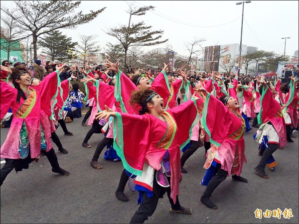 台灣燈會慶元宵踩街大遊行，來自日本的學生隊伍，把當地最原汁原味的祭典舞蹈搬到燈會現場。（記者李容萍攝）