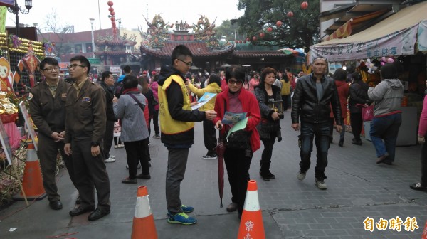 南投警方在紫南宮吃丁酒會場宣導防竊。（記者謝介裕攝）