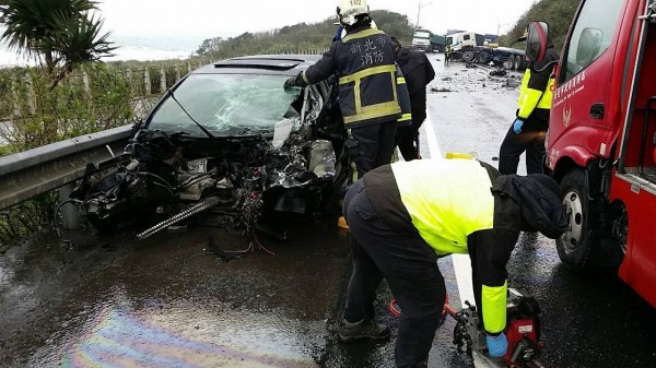 貢寮區濱海公路發生致命車禍，小客車駕駛疑與對向聯結車相撞,到院前無呼吸心跳。（記者陳薏云翻攝）