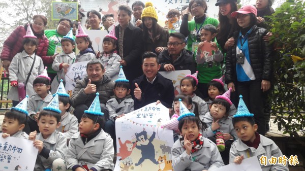 新竹市立動物園舉辦友好動物節活動，市長林智堅和小朋友合力完成動物拼貼海報，邀請市民週六到動物園參加活動。（記者洪美秀攝）