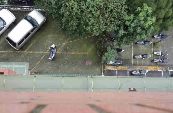 陳男墜樓撞破雨遮，地上留下大片血跡（記者余衡翻攝）