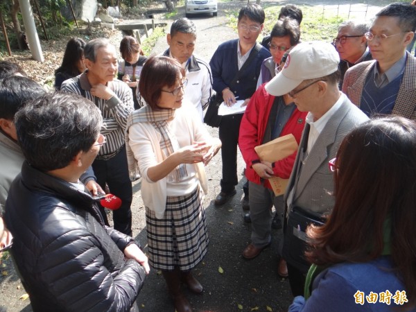 立委蘇治芬邀請台糖公司人員會勘台糖土地。（記者鄭旭凱攝）